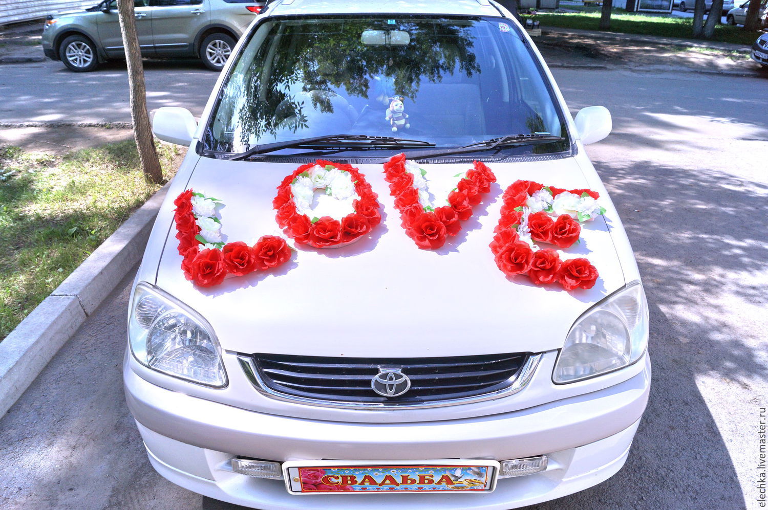 Машина украшена на свадьбу сердцами