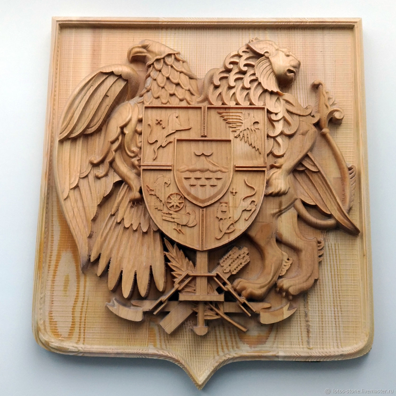 Герб Армении из дерева