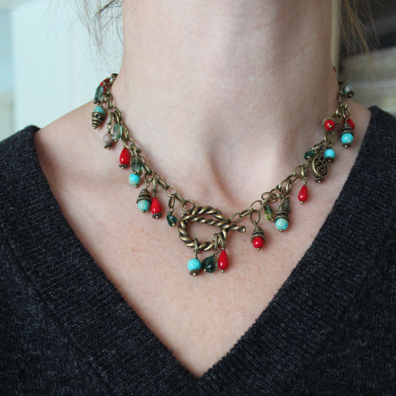 массивное колье из белых бусин шанель фото.