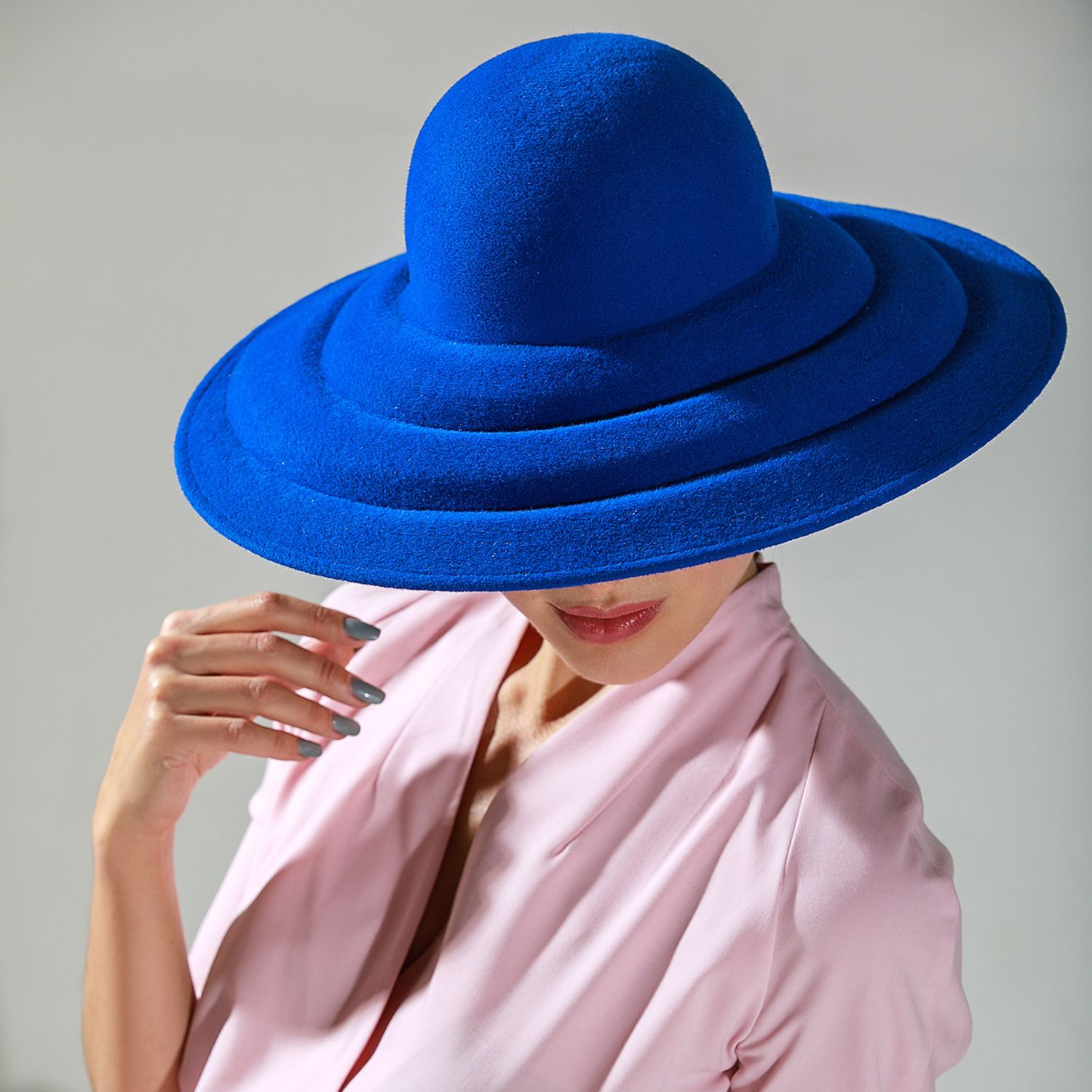 Прямые шляпы. Шляпка Одри соломенная. Шляпа женская. Шляпа с полями. Шляпа с большими полями женская.