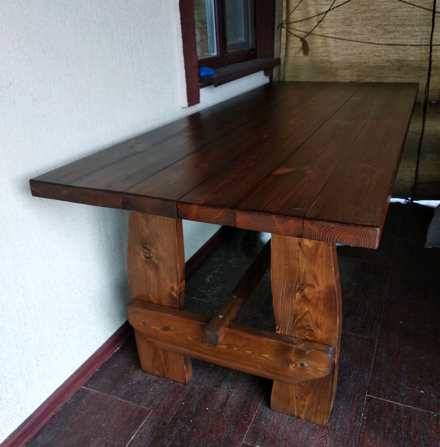Деревянный стол для спальни