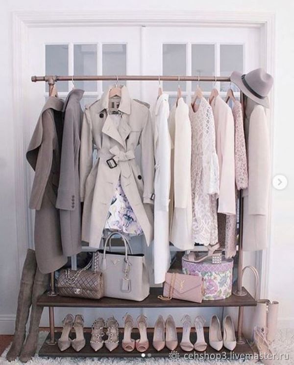 Красивая одежда в шкафу