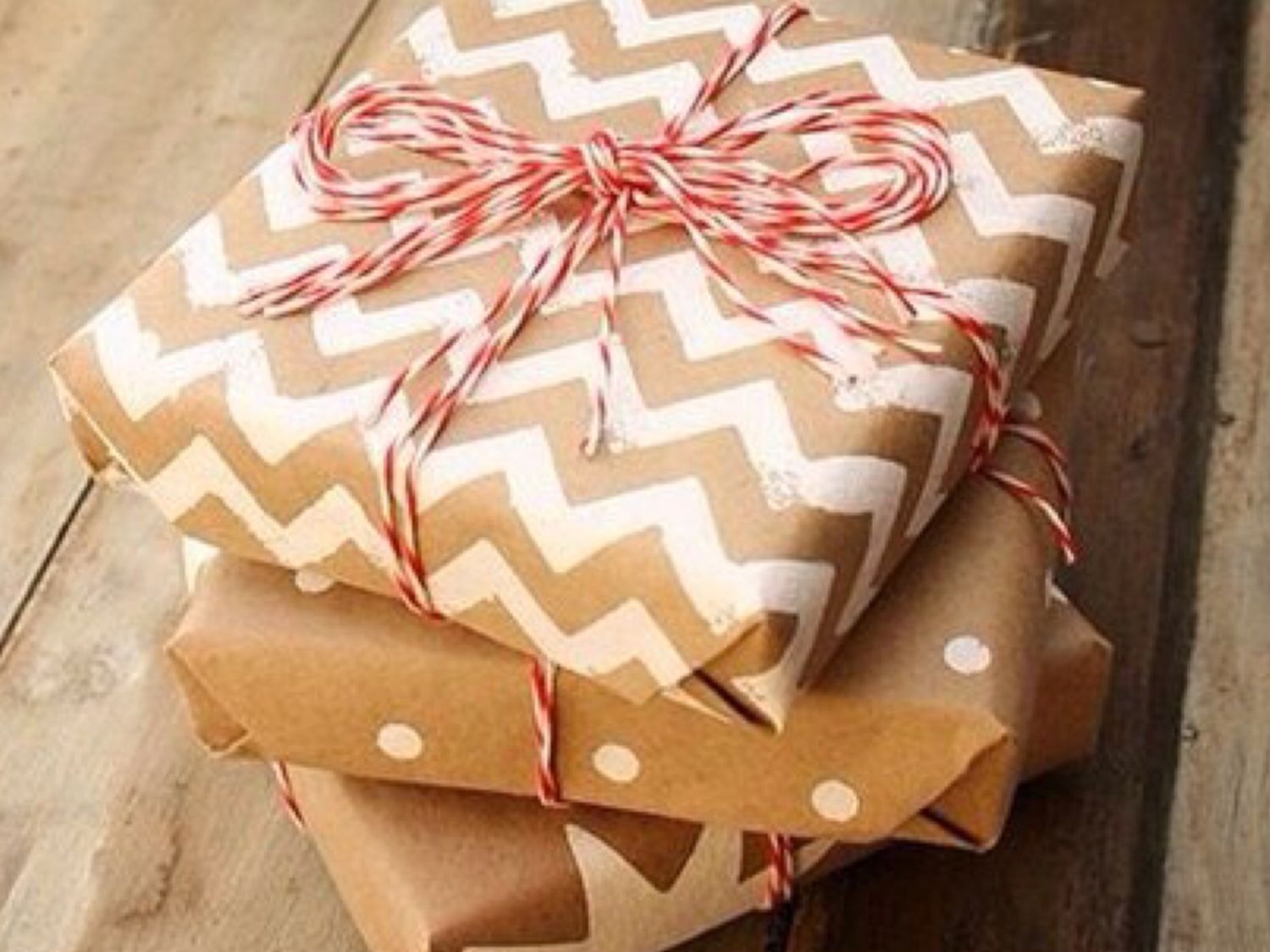 Подарочная бумага рядом. Подарки и упаковка. Упаковка в крафт бумагу. Красивая упаковка подарков. Упаковка подарков в упаковочную бумагу.