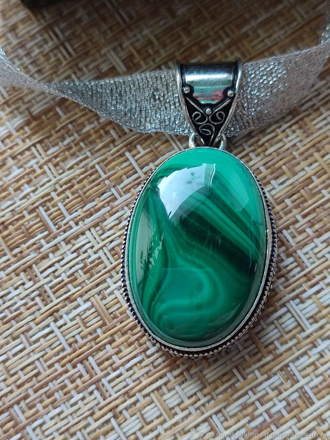 Подвеска с малахитом. Малахитовый кулон. Подвески с малахитом в серебре. Камень малахит подвеска. Подвеска с малахитом.
