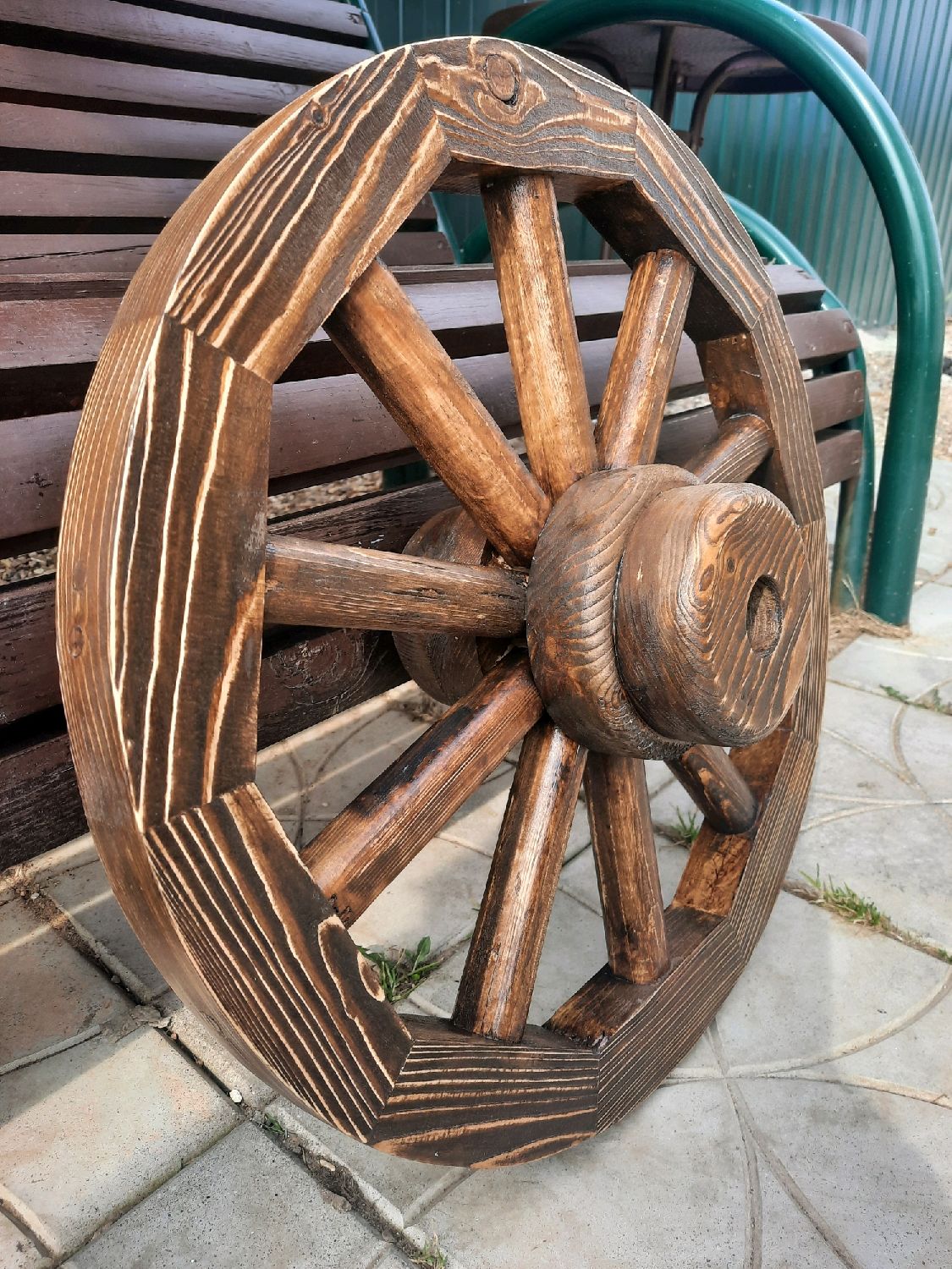Скамейка из колес от телеги