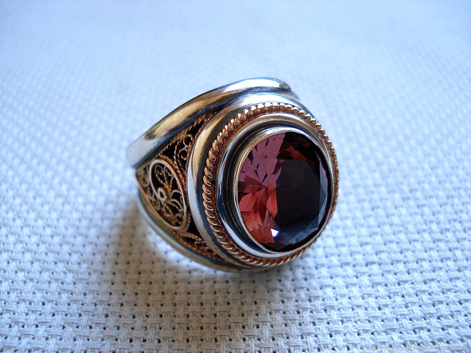 Перстень Борджиа с красным камнем