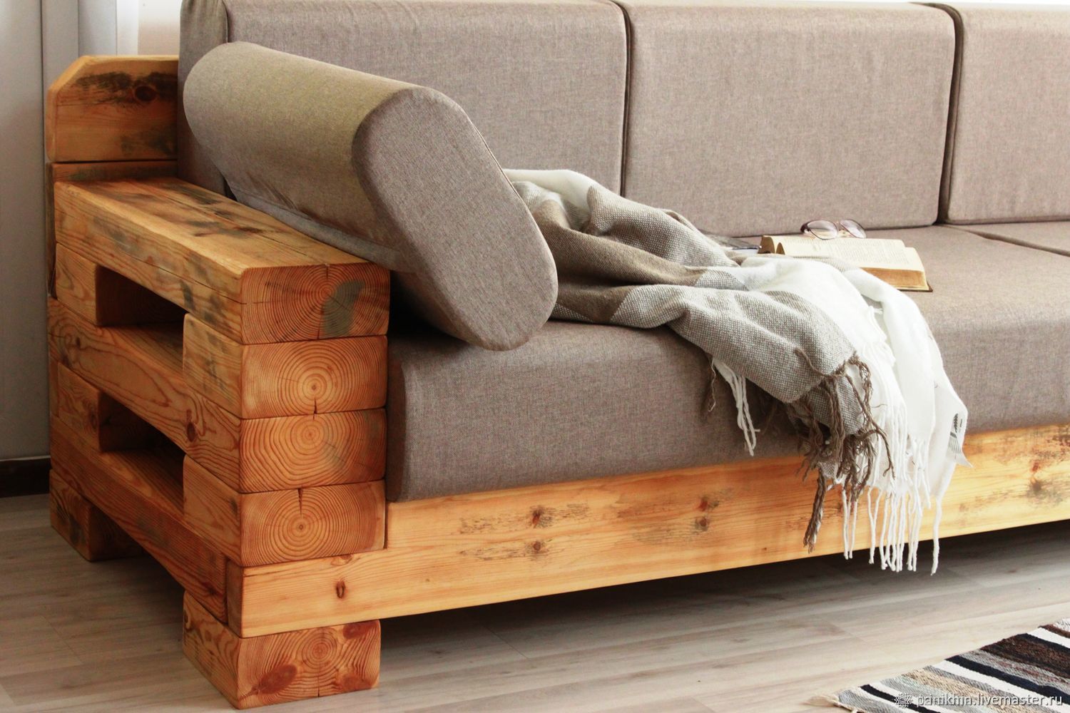 Самодельный диван. Диван из дерева. Деревянный диван с подушками. Диваны с деревянными элементами. Самодельный деревянный диван.