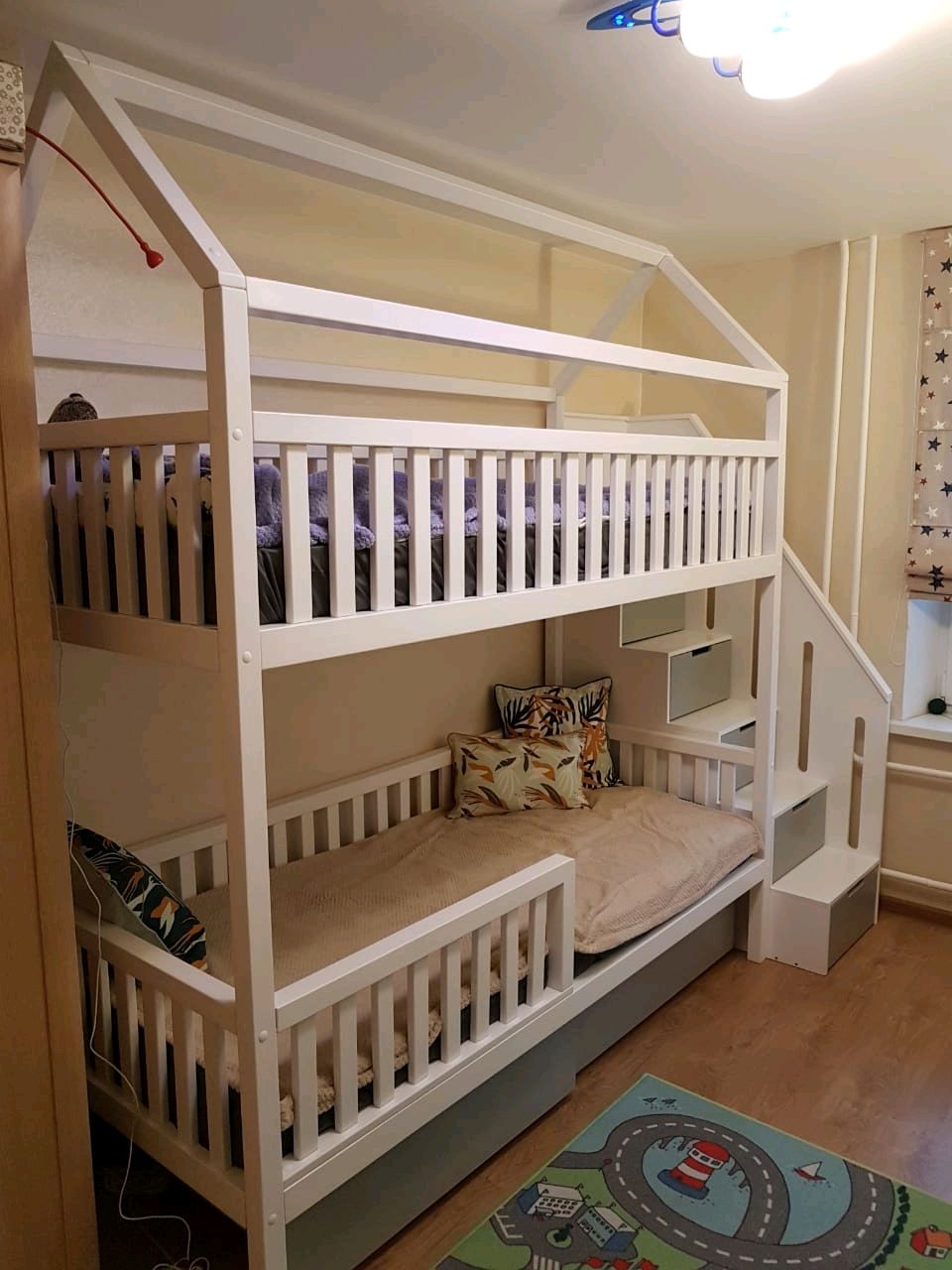 детская двухъярусная кровать с лестницей комодом