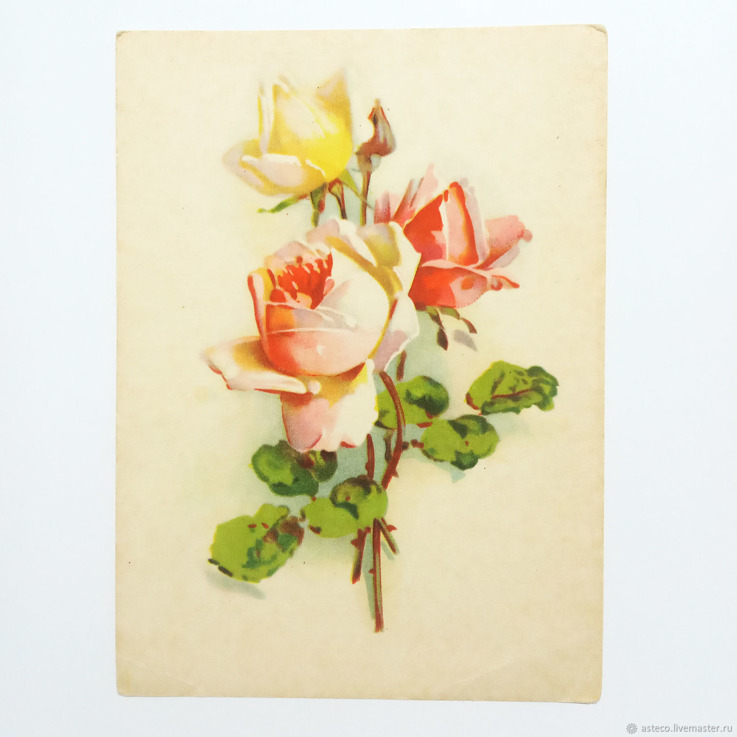 Винтажные открытки и цветы на мешковине