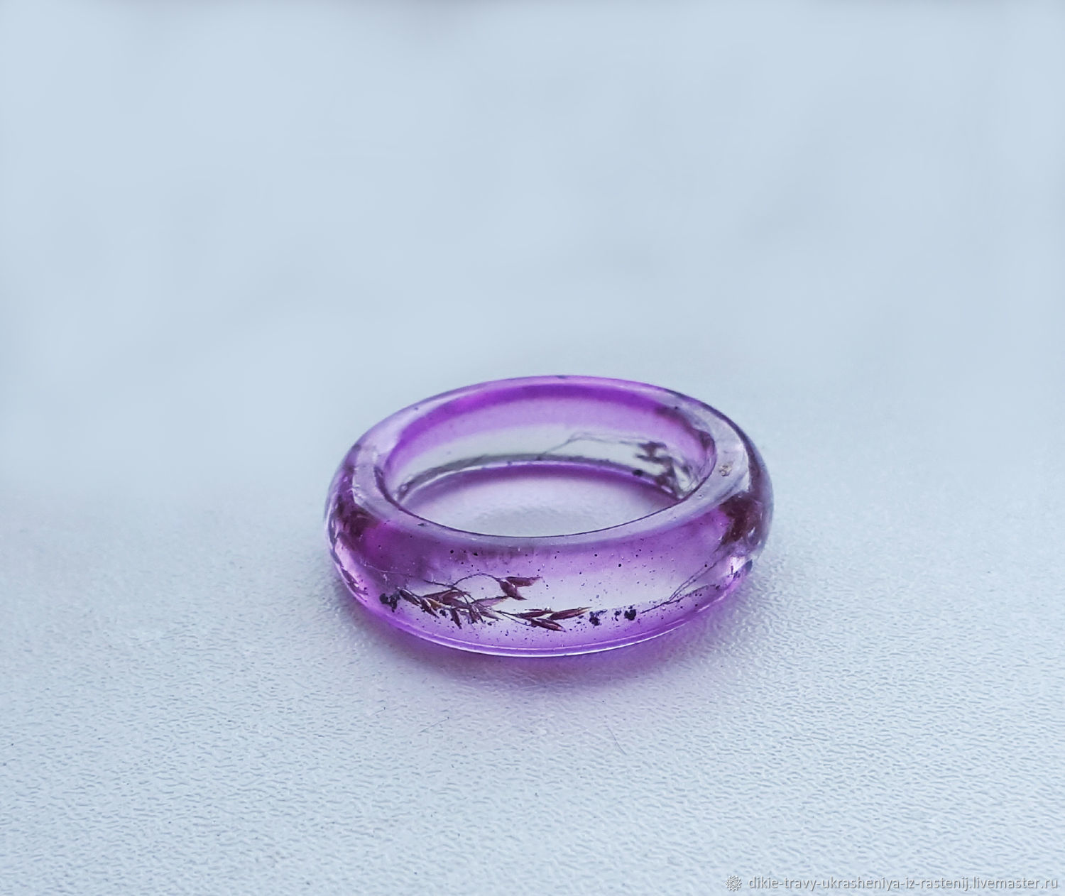 Фиолетовое кольцо из смолы