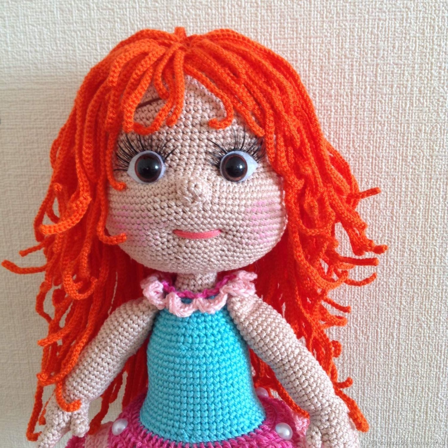 Кукла из пряжи крючком. Кукла амигуруми из плюшевой пряжи. Куклы амигуруми из ниток. Волосы для кукол амигуруми крючком. Волосы для вязаной куклы.