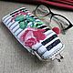 Order Glasses case 'playing the piano' with rose clasp. SilkArt Tatyana. Livemaster. . Eyeglass case Фото №3