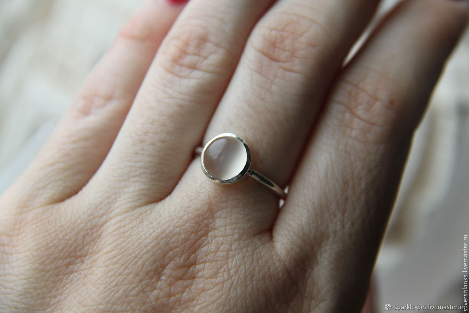 Лаконичное кольцо с камнем
