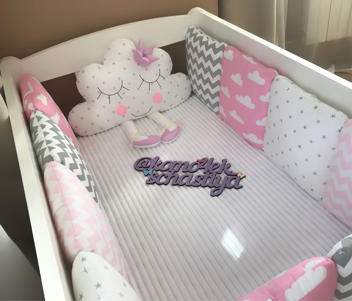 Сплошные бортики в детскую кроватку для девочки