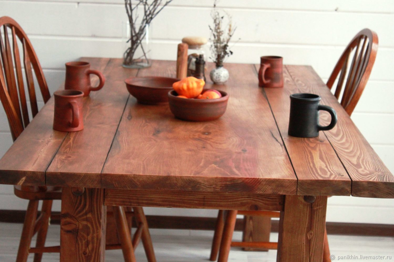 массивный стол из дерева на кухню