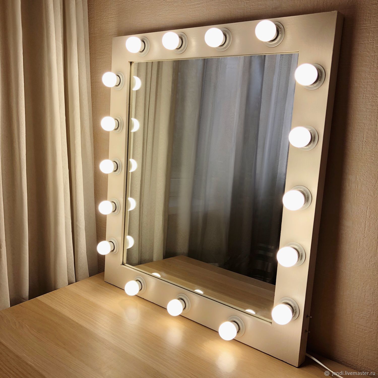 Гримерное зеркало с подсветкой для макияжа купить в Москве настольное с полкой