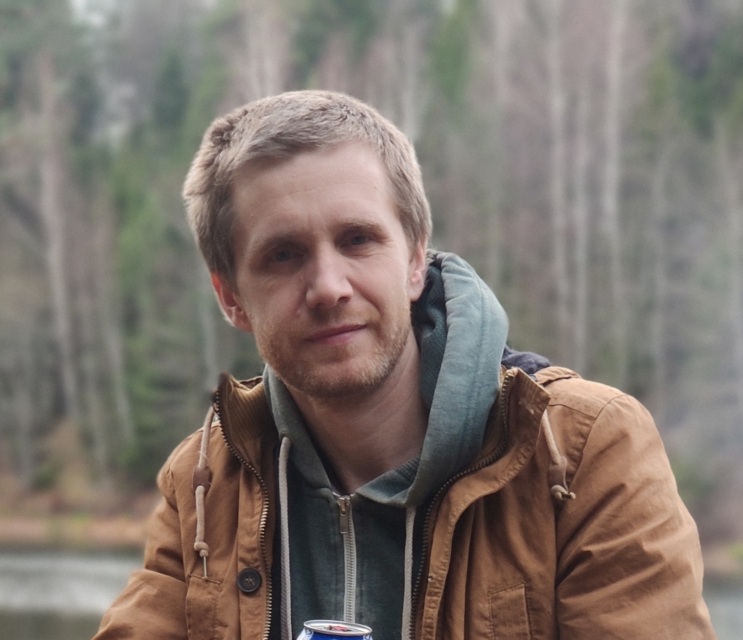 Алексей, создает изделия из смолы и дерева