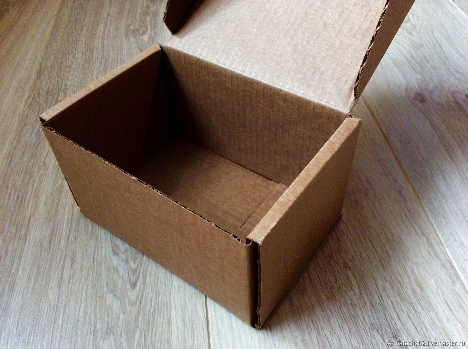 Продам коробку большую. Крафтовая коробка. Крафтовая коробка квадратная. Коробка крафт квадратная. Крафтовая коробка большая.