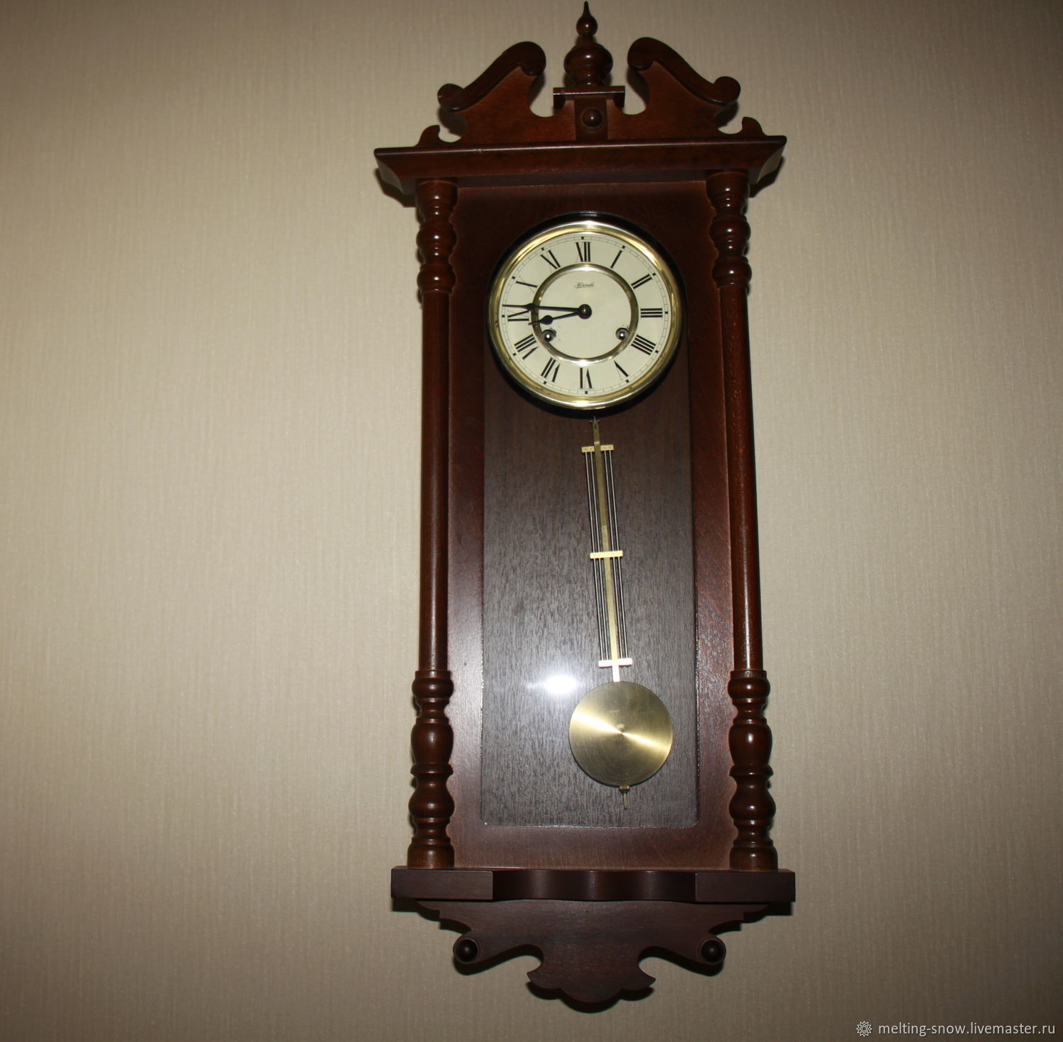 Маятник старых часов. Немецкие часы Хермле. Часы Hermle настенные с маятником. Часы Хермле настенные с боем. Настенные часы Hermle с маятником с боем.