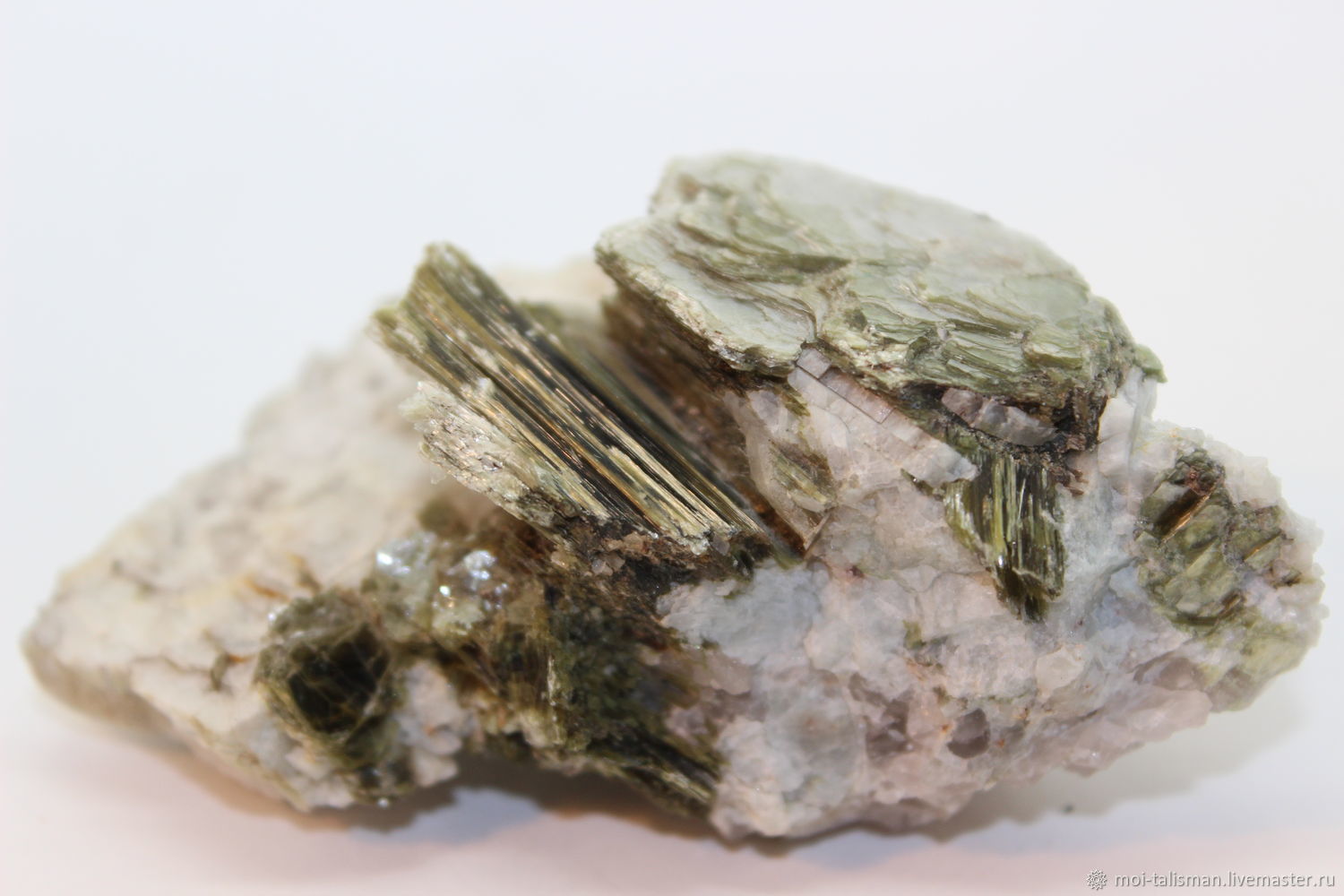 Слюда 1 мм. Слюда-мусковит минерал. Н07 мусковит. Аквамарин мусковит минерал. Слюда кварц зеленая фракция 4-8.