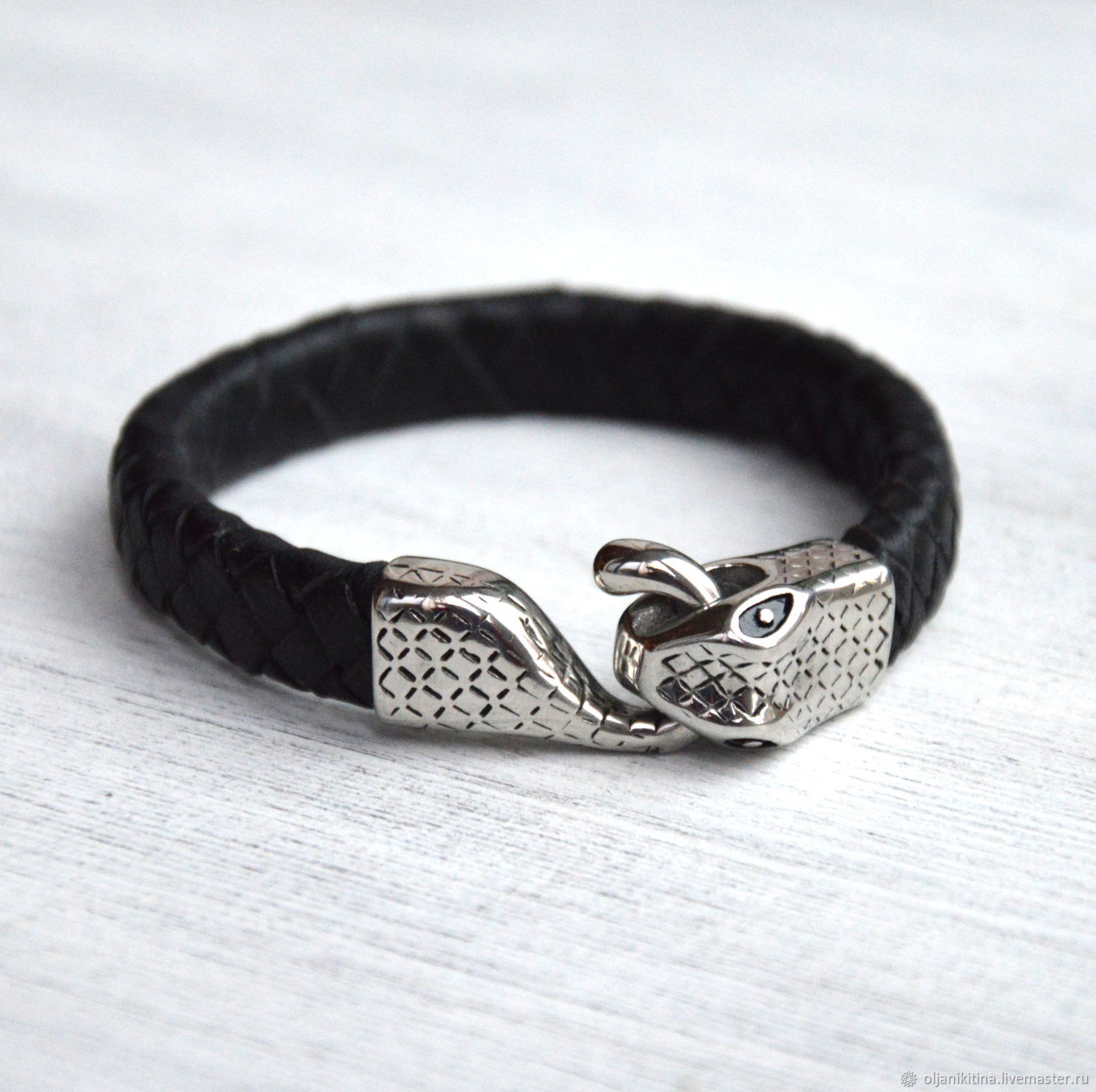 Черный плетеный кожаный браслет со змеей купить в интернет-магазине ЯрмаркаМастеров по цене 1700 ₽ – KIMMMRU