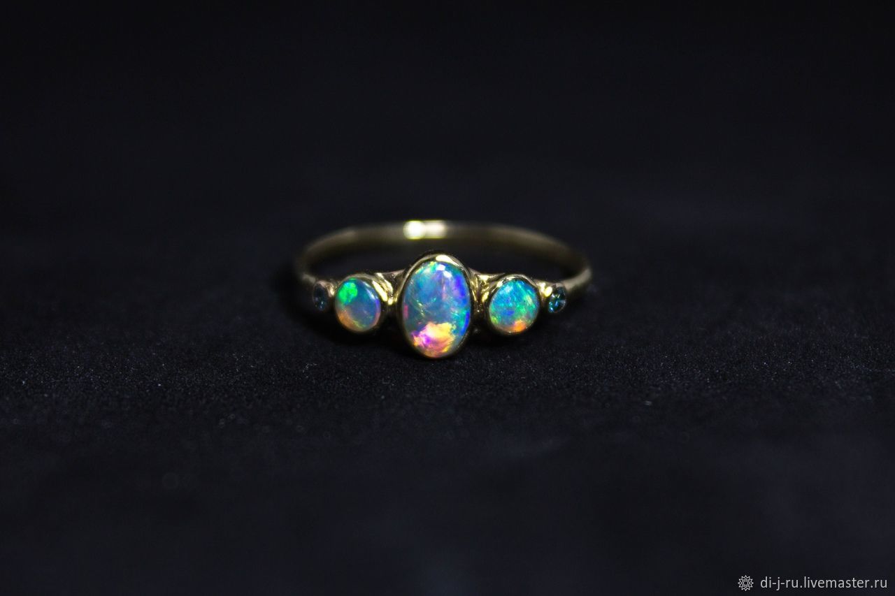 Золотое кольцо с бриллиантами и опалом Соколов
