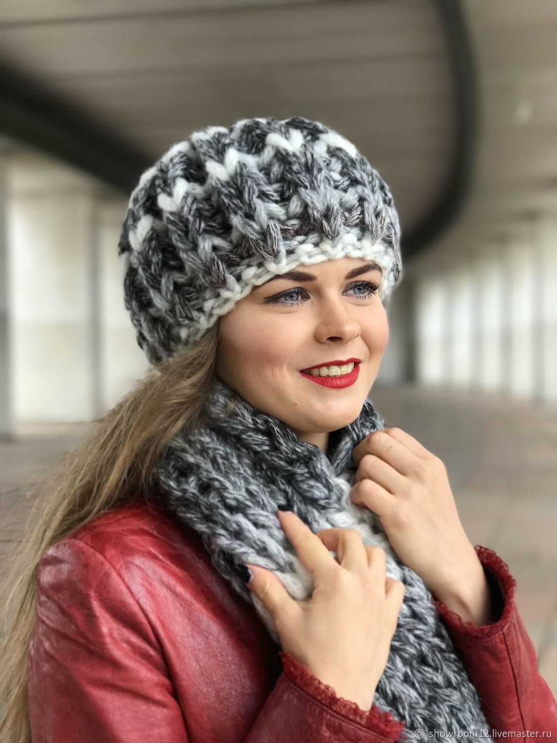 Шапка вязаная. Шапка женская спицами. Шапка из пехорки зимняя. Вяжем дома с татьяной. Вяжем с татьяной шапка.