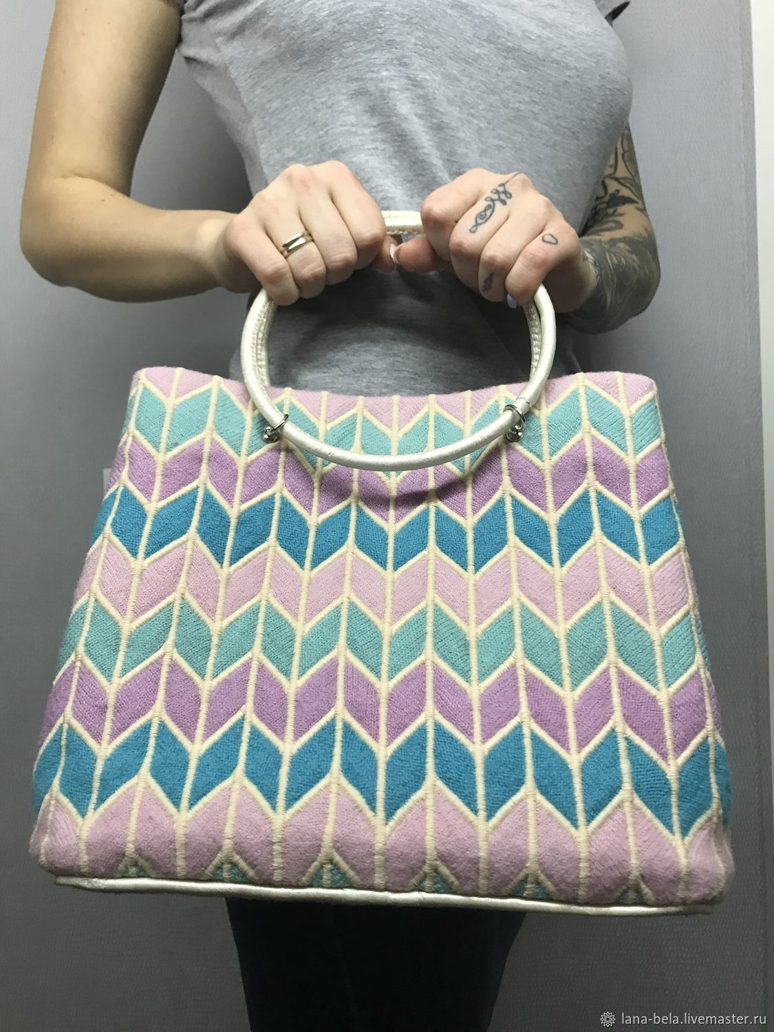 Сумки зигзаг. Сумка зигзаг. Вязаные сумки зигзагом. Сумка Zigzag Side Bag. Сумка tous розовая.