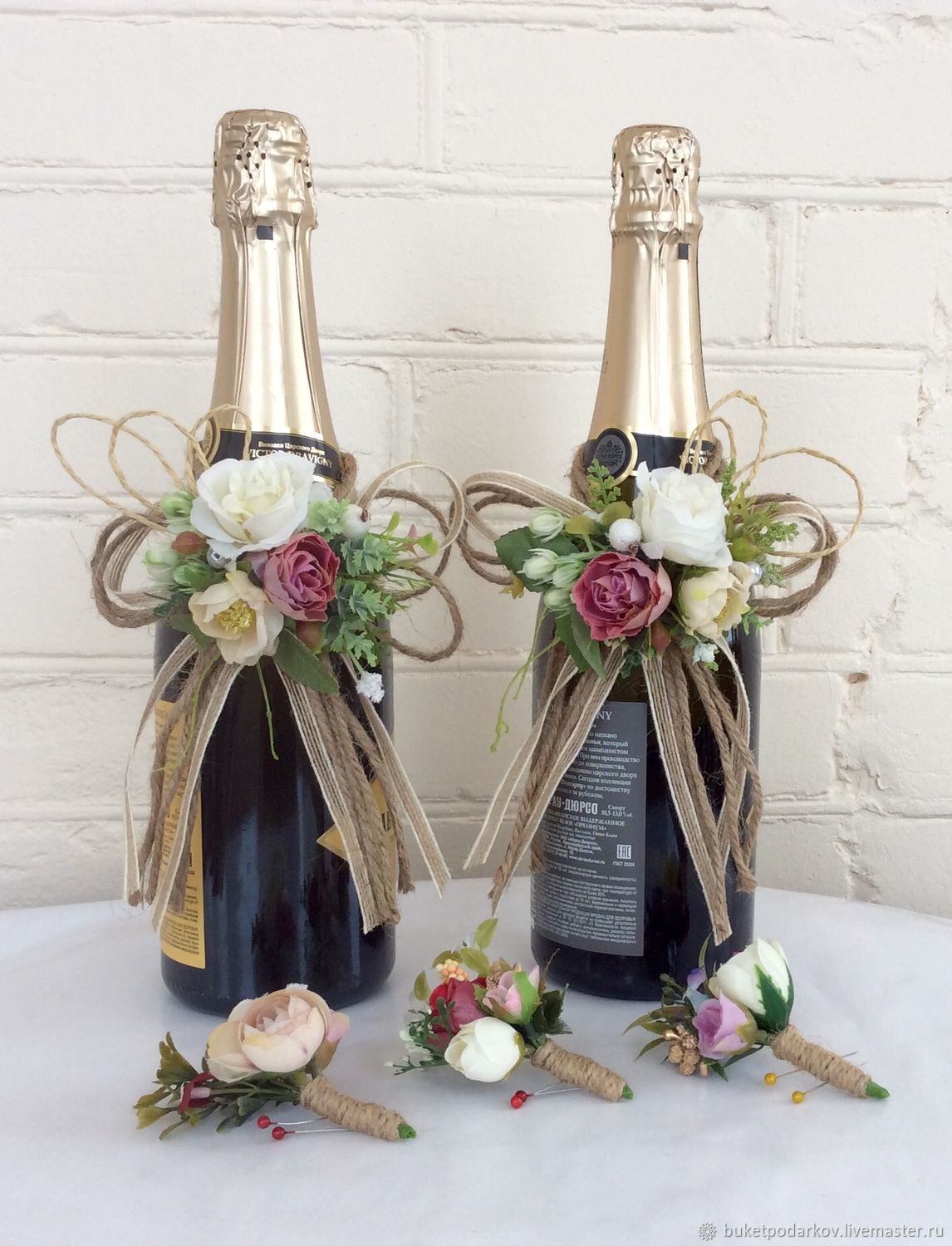 Украшения для бутылок шампанского на свадьбе в изумрудном цвете