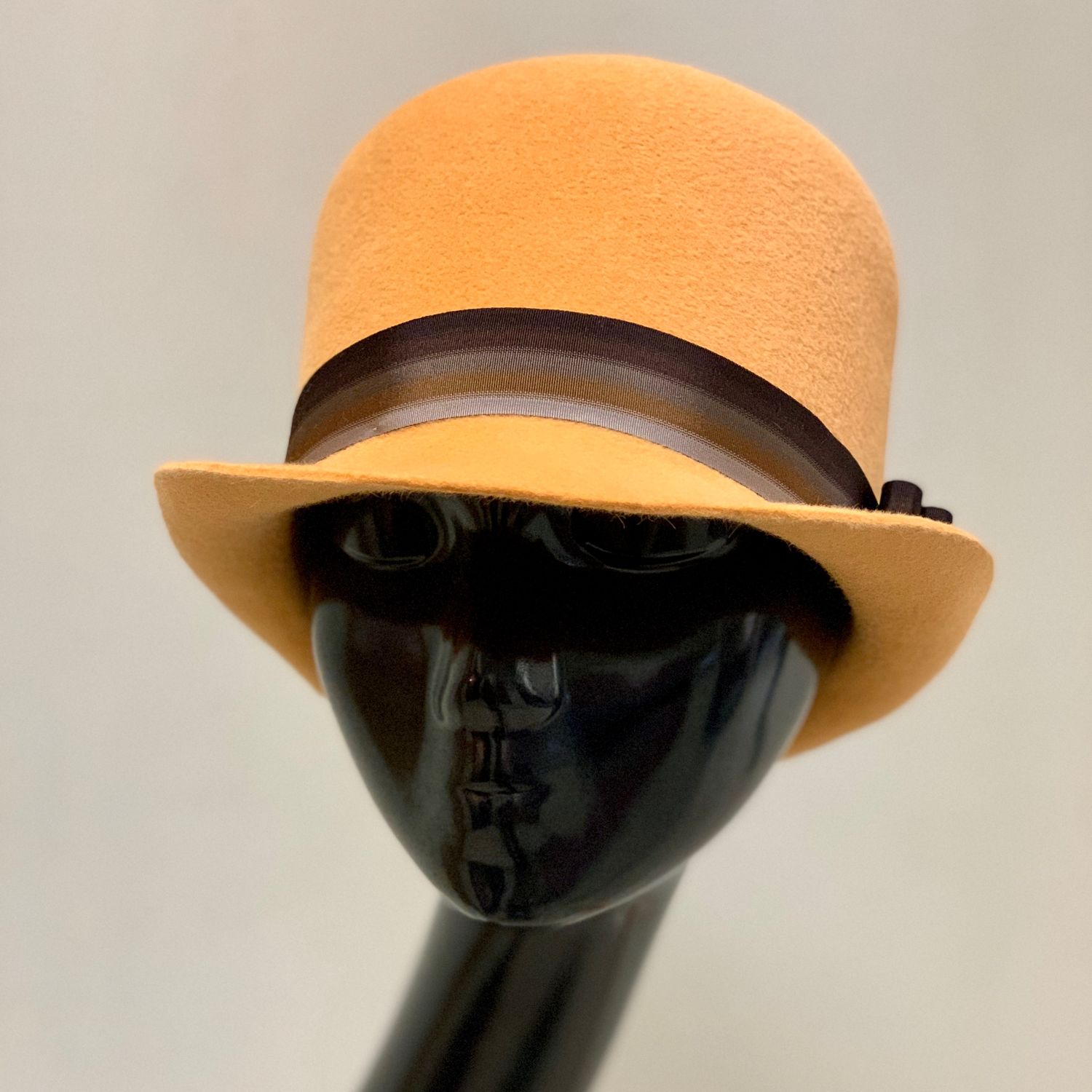 Шляпа со средними полями. Шляпка вязаная из льна. Шляпы марины коневой. Широкополая шляпа. Фетровая шляпа с широкими полями.