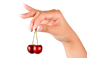 Вишня в руке. Рука держит черешню. 10 вишен на пальцах тонких. Вишня на ладони. 10 вишен на пальцах тонких.