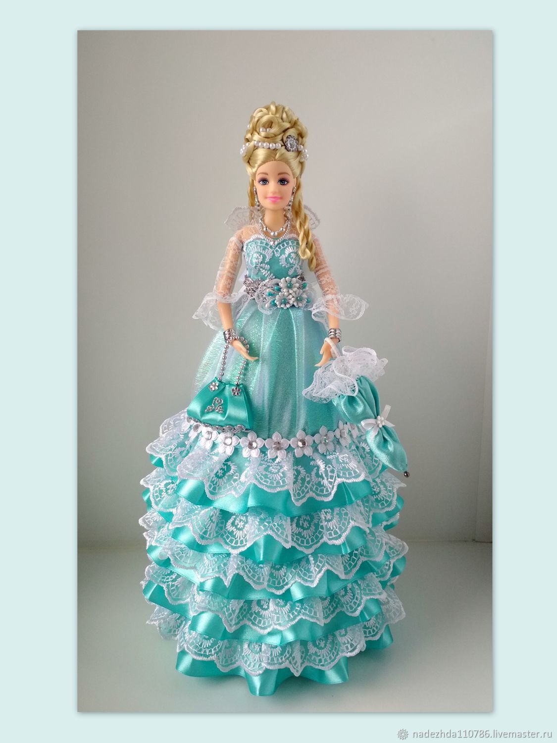 Коллекционная кукла-шкатулка в салатовом платье