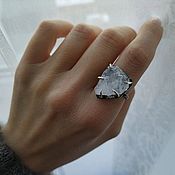 Широкое кольцо с лунным камнем