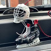 Хоккейный конек и перчатка