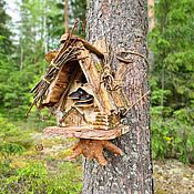 A bird feeder Hut