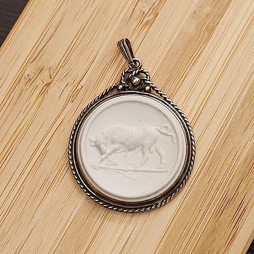 Винтаж ручной работы. Ярмарка Мастеров - ручная работа WEDGWOOD кулон белый бык, серебро, Англия, 1978 год. Handmade.