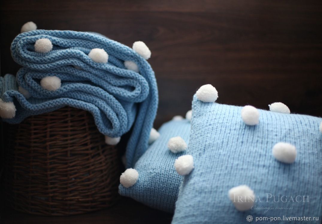 Вязаный плед и две вязаные подушки Pompon с маленькими помпонами ...