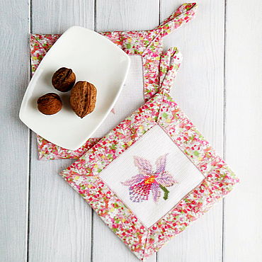 Napkins, pot holders and aprons for kitchen