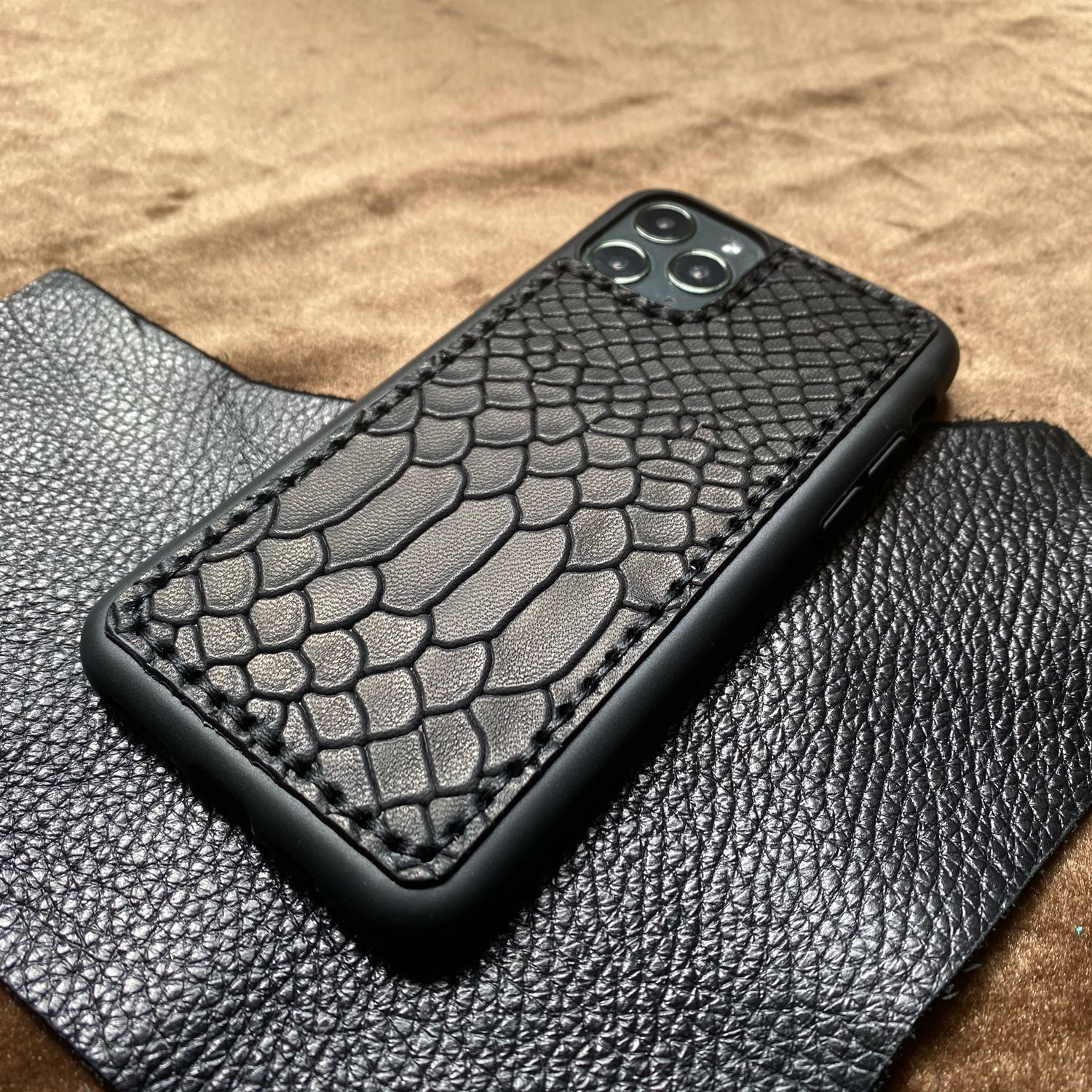 Кожаный Чехол-Накладка для iPhone 11 Pro “The Python” в интернет-магазине  на Ярмарке Мастеров | Чехол, Мытищи - доставка по России. Товар продан.