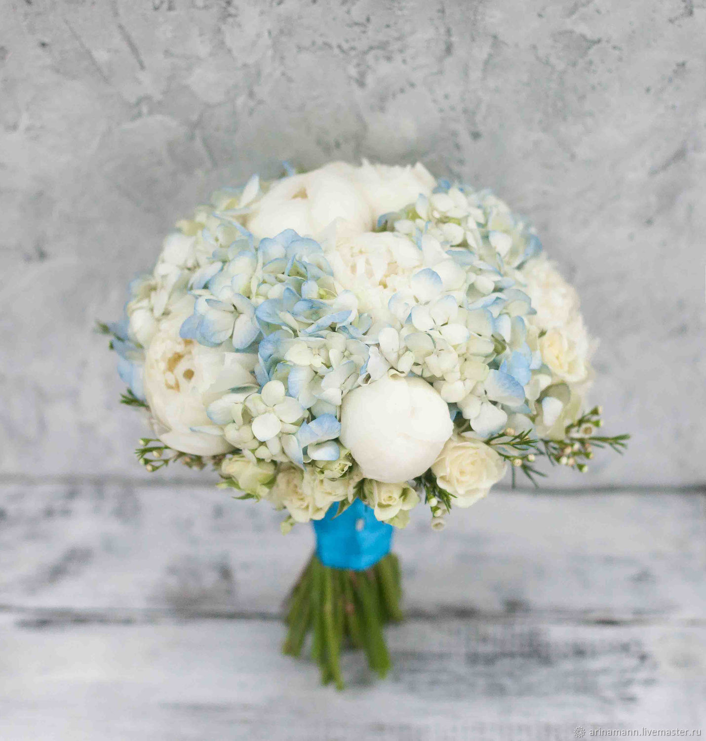 Свадебный букет из голубой гортензии и роз