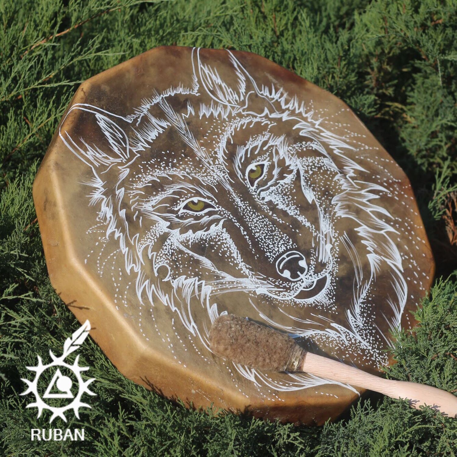 Бубен с оленем и волком. Сова с бубном. Ритм волка шаманский бубен. Бубен шаманский волк. Шаман.