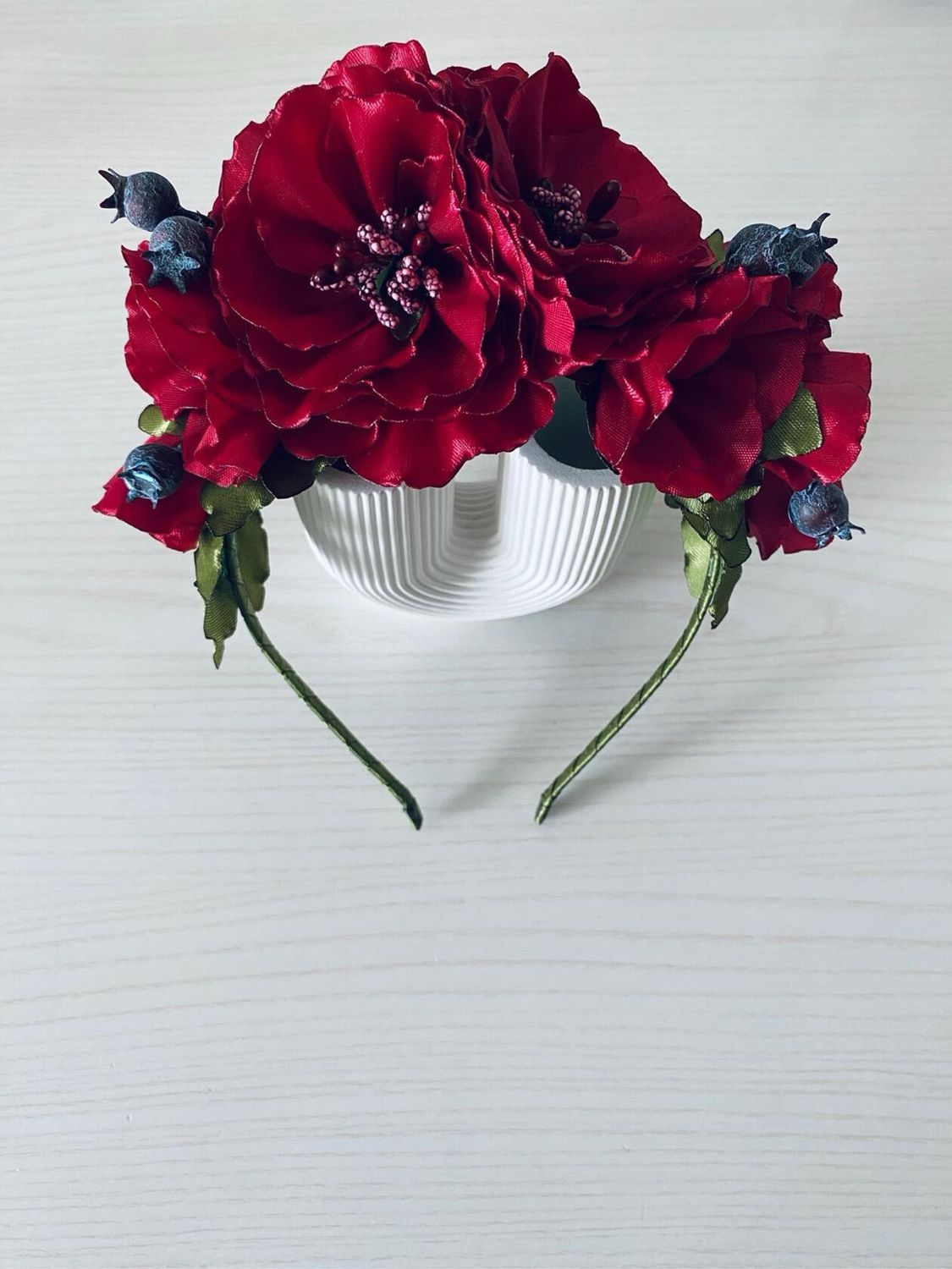 Ободок из красно-молочных роз из атласных лент