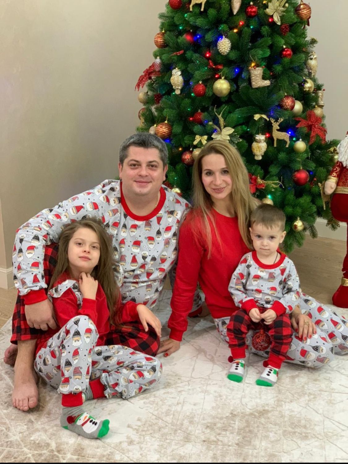 Комплект Новогодних Пижам В Стиле Family Look Комплект Новогодних Пижам В Стиле Family Look