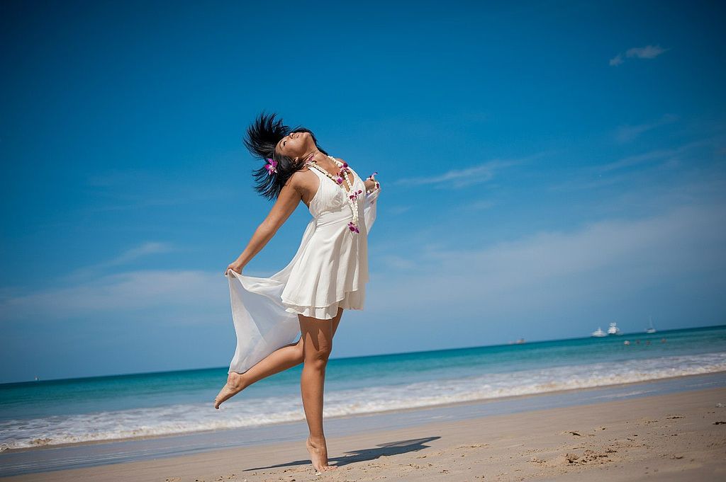 Девушка в платье пляж