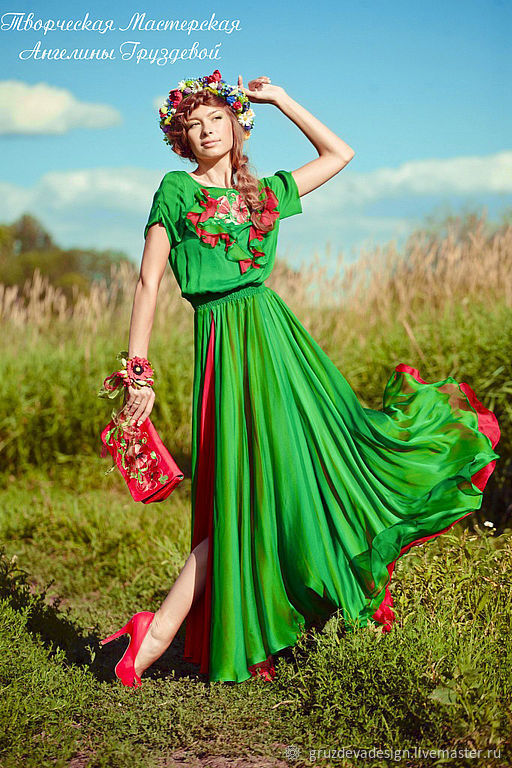 Зеленое с красным платье