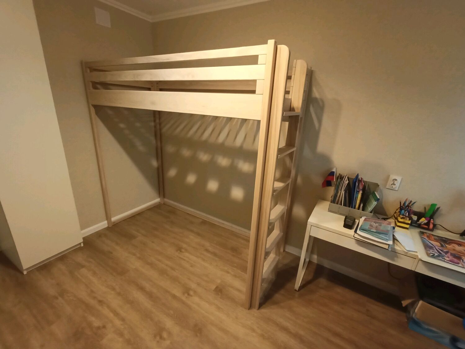Как прикрепить кровать чердак к стене
