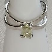Silver ring with moissanite 