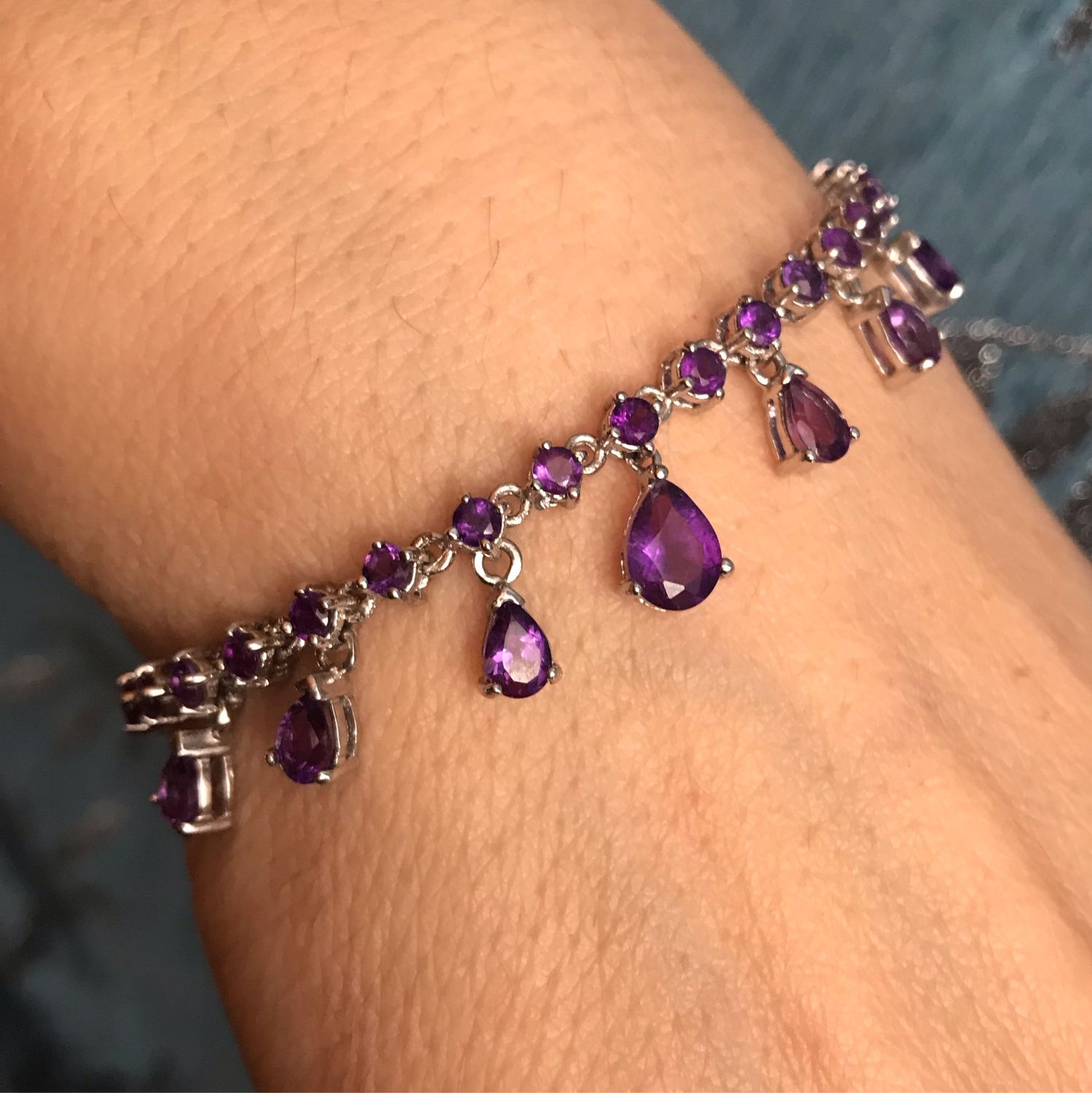 Браслет с фиолетовыми камнями