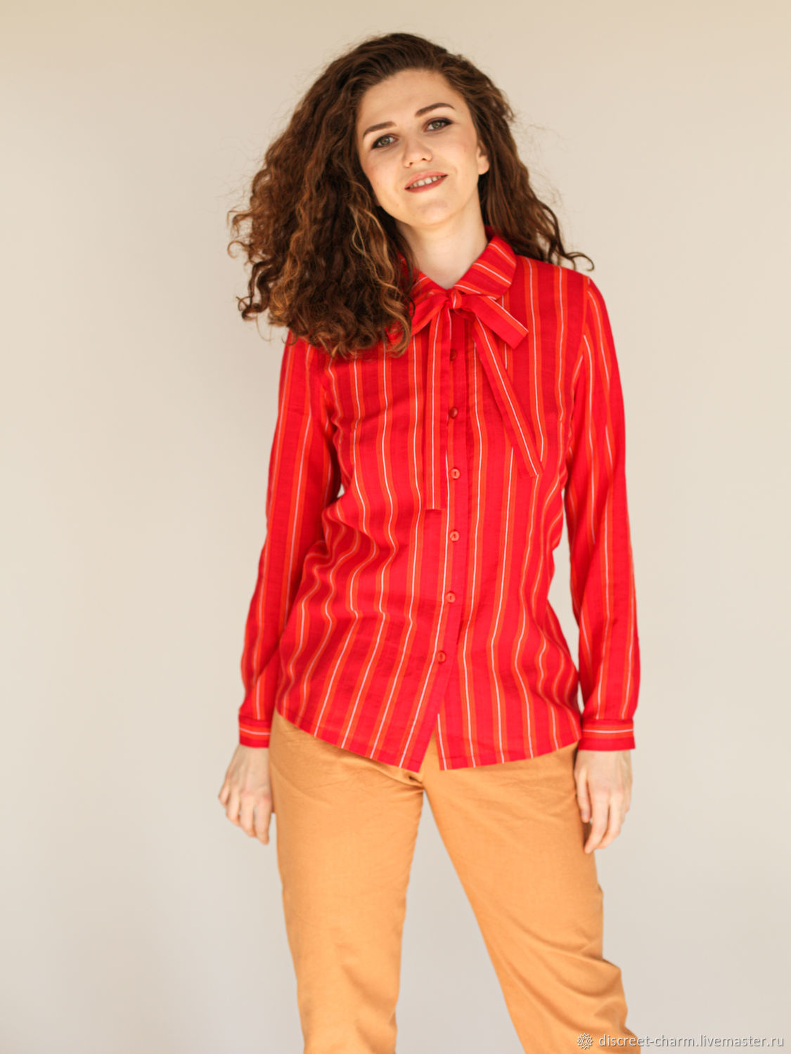 Женская красная блузка в полоску