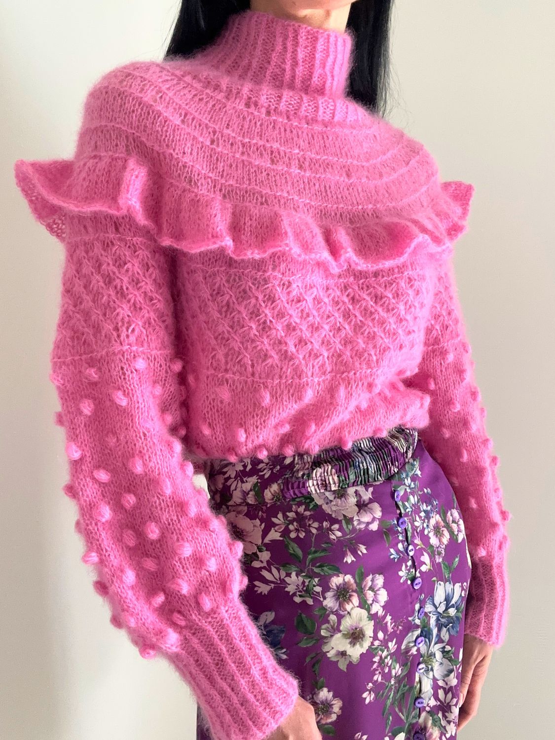 Ярко розовый свитер